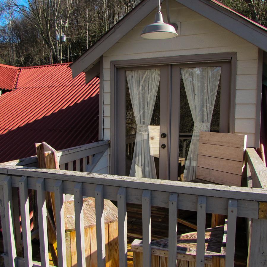 Red Leaf River Inn Уейнсвил Екстериор снимка